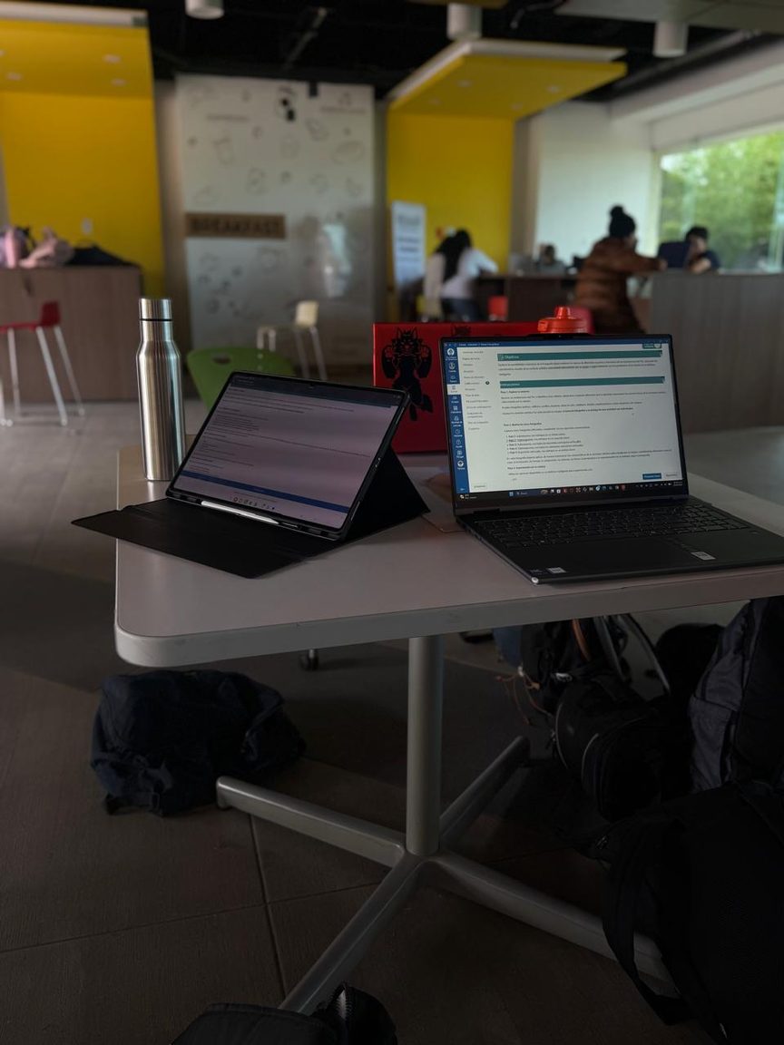 Laptop y tablet en cafetería
